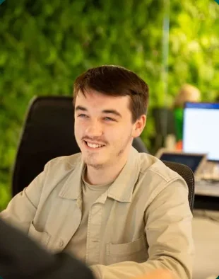 Pronto specialist smiling at his desk