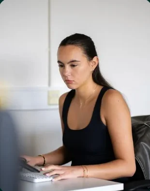 Pronto specialist at a laptop
